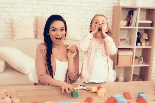 Щаслива мама і дочка розважаються в квартирі . — стокове фото