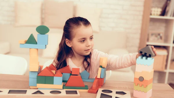 Petite fille jouant avec des cubes sur la table à la maison . — Photo