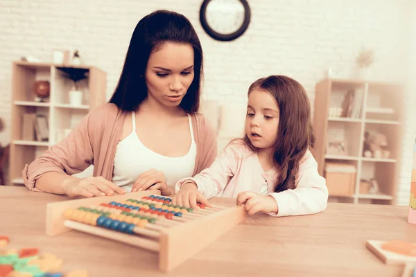 Meisje en vrouw spelen interessante Kids thuiswedstrijd. — Stockfoto