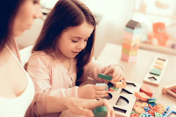 Chica juega a desarrollar juego de mesa para niños . —  Fotos de Stock