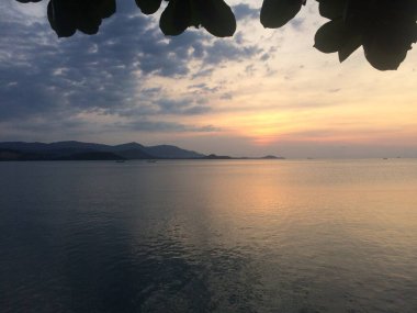 Deniz kenarında gün batımı