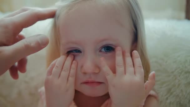 3 ~ 4 세 의어린 소녀는 손 뒤에 눈을 숨기고 있다. 엄마가 머리를 저으면 — 비디오