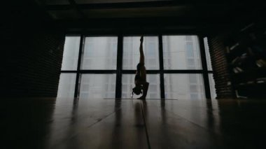 Genç seksi kızıl kız stüdyoda yoga yapıyor. Yoga yapıyor..