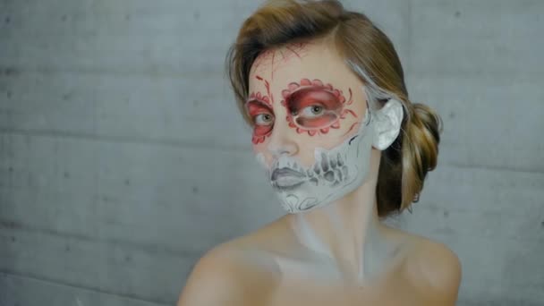 Chicano stijl meisje met een bodyart tatoeage op haar gezicht. Halloween party concept — Stockvideo