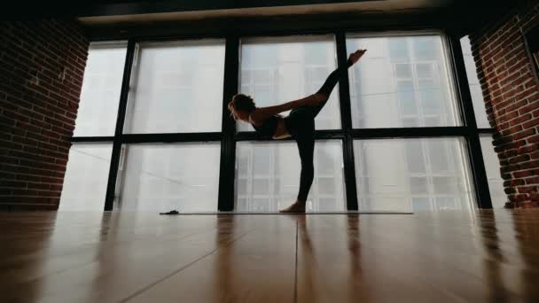 Ung sexig rödhårig tjej utövar yoga i studion. Hon gör yoga flöde. — Stockvideo