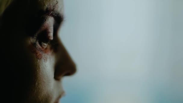 Vrouwelijk slachtoffer van geweld met blauwe plekken op haar gezicht. Huiselijk geweld. — Stockvideo