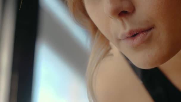 Χείλη και στόμα κοριτσιού, κοντά στον καπνό. Φυσάει καπνός από την ανάσα της — Αρχείο Βίντεο