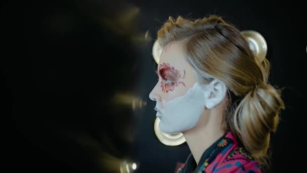 Chica de estilo chicano con un tatuaje de bodyart en su cara. concepto de fiesta de Halloween — Vídeos de Stock