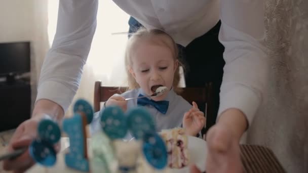 Un niño come un pastel de cumpleaños. Celebración de cumpleaños en casa — Vídeos de Stock