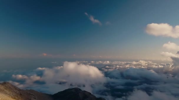 Vista aérea panorámica de la cima de la montaña Tahtali por encima de las nubes. Olimpos . — Vídeos de Stock