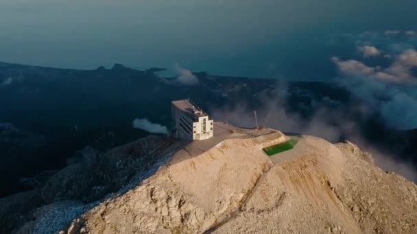 塔塔利山顶在云彩之上的史诗式的空中景观。Olympos. — 图库视频影像