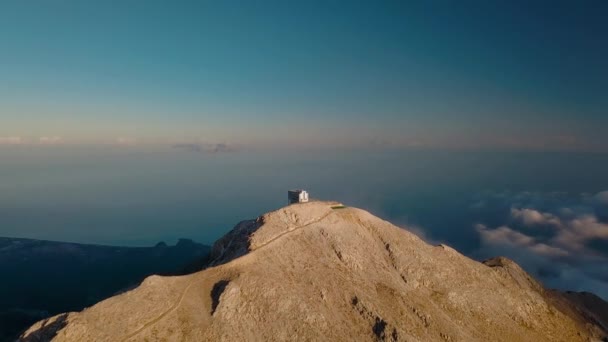 塔塔利山顶在云彩之上的史诗式的空中景观。Olympos. — 图库视频影像