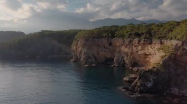Türkiye, denizin üzerindeki uçurumların destansı manzarasını seviyor. Hava Aracı Görünümü.