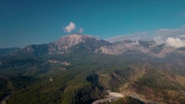 Güneşli bir günde dağların panoramik manzarası. Havadan görünüşlü. Lycian Yolu.