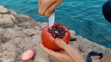 Sulu nar kesme ve temizleme yakın çekim. Bıçak Nar Temizleme