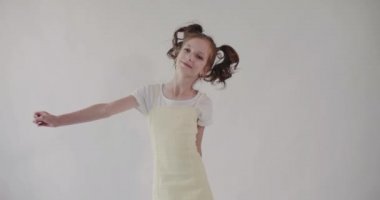 Eğlence konsepti. Atkuyruklu mutlu kız atlayıp bir şeye seviniyor..