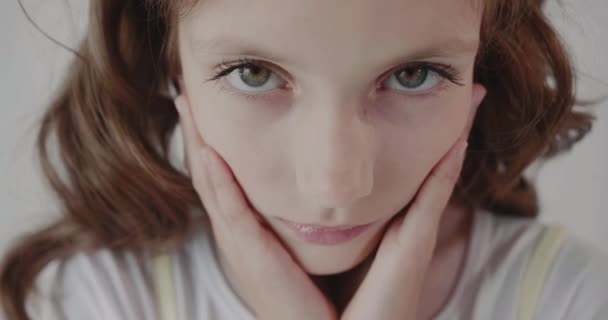 Ojos como cartucho. Primer plano de la mirada de un niño. Cara de niña de cerca . — Vídeos de Stock