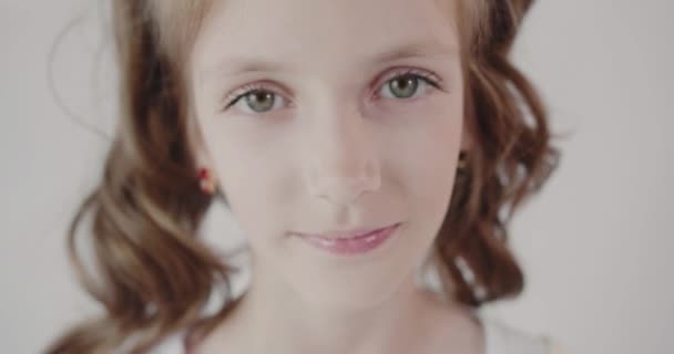 Κοντινό πλάνο μιας μεγαλόφθαλμης Καυκάσιας. Κορίτσι με πράσινα μάτια. — Αρχείο Βίντεο