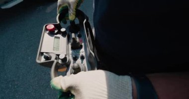 Belarus, Minsk - 30 Temmuz 2020: Bir vinç operatörünün elindeki mobil vinç uzaktan kumanda paneline yakın çekim.