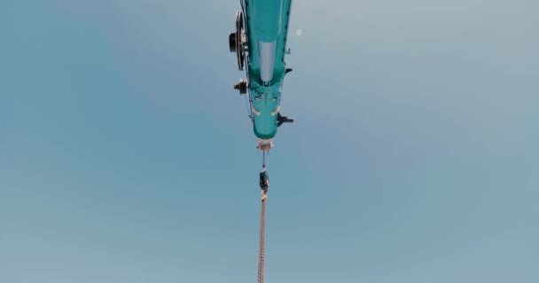 Primer plano de la pluma de la grúa del camión móvil y el auge en el fondo del cielo azul. — Vídeos de Stock