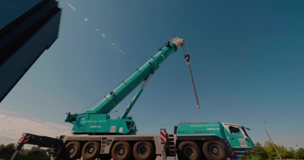 Fehéroroszország, Minszk - július 30, 2020: A truck crane Groove GMK6300L. Egy teleszkópos mobil daru Grove GMK 6300L. Lencsetűz — Stock videók