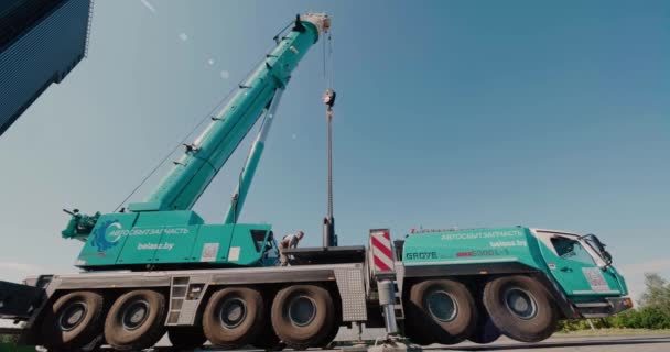 白俄罗斯，明斯克- 2020年7月30日：一辆流动卡车起重机Grove GMK 6300L 。最大的移动卡车起重机. — 图库视频影像
