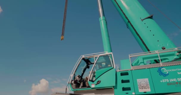 Biélorussie, Minsk - 30 juillet 2020 : Le grutier contrôle la grue. Rotation de la cabine de la grue mobile. — Video