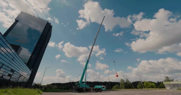 Největší pojízdný jeřáb s nosností 300 tun s prodlouženým ramenem vedle mrakodrapu — Stock video