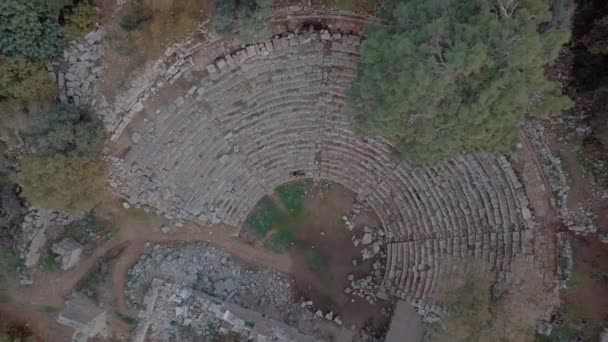 Ruinen eines antiken Amphitheaters. Antike Ruinen auf dem lykischen Weg. Luftaufnahme. — Stockvideo