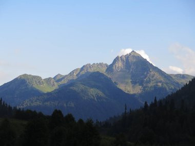 Gün batımında dağ zirvesi