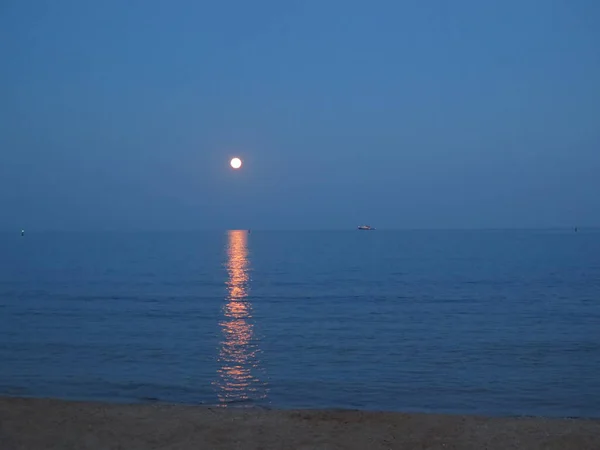 Denizin üzerinde ay ışığı