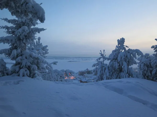 Dağlarda kış manzarası