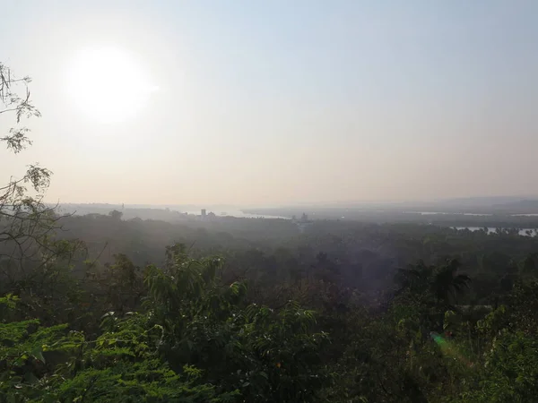 Sabah güneş doğuyor.