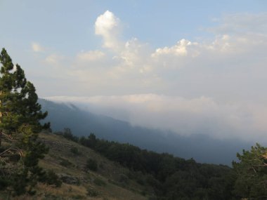  Dağların üzerinden bulutlar