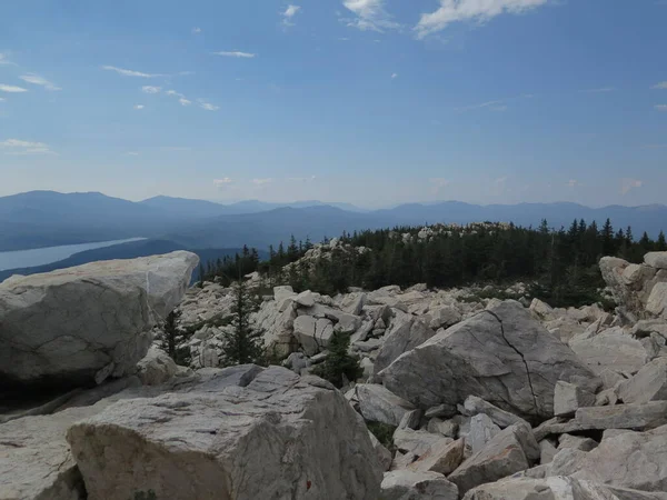 Göllü dağ manzarası