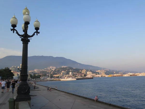 Denizden şehrin manzarası