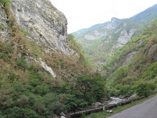 Dağlardaki dağ yolu.