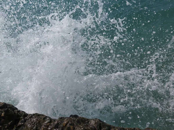 Wellen Auf Den Felsen — Stockfoto