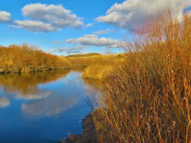 Nehirli sonbahar manzarası