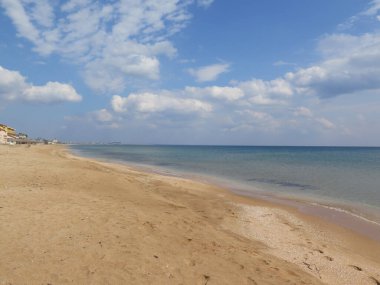 Mavi gökyüzü olan tropik plaj