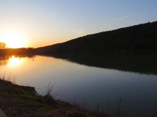Gölün üzerinde gün batımı