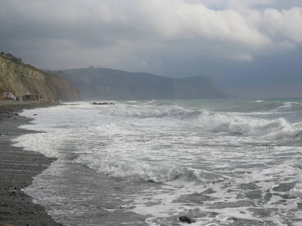 Dalgalar kayalara çarpıyor