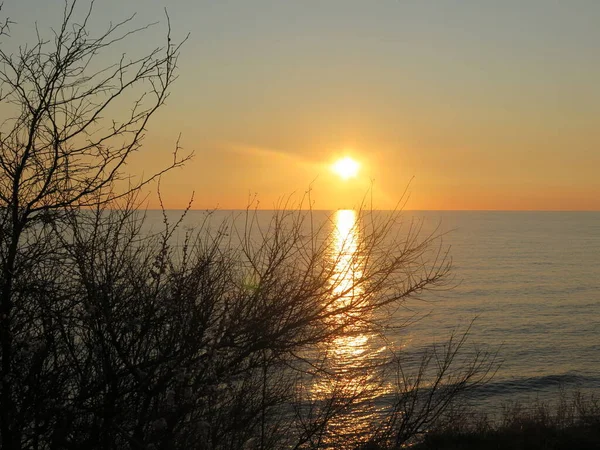 Denizin üzerinde gün batımı