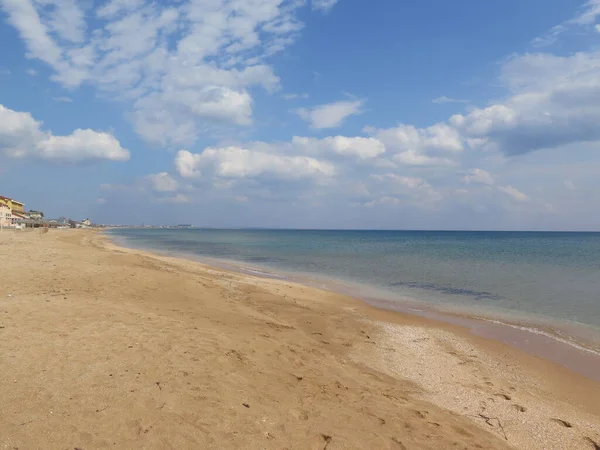 Mavi gökyüzü olan tropik plaj