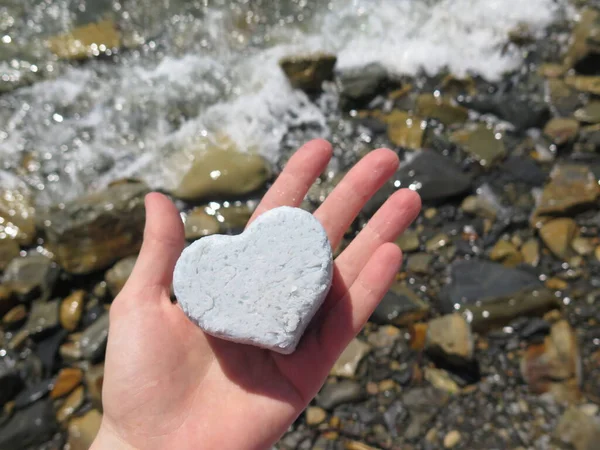 Kalp sabunu ellerinde.