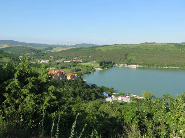 Dağlardaki nehir manzarası