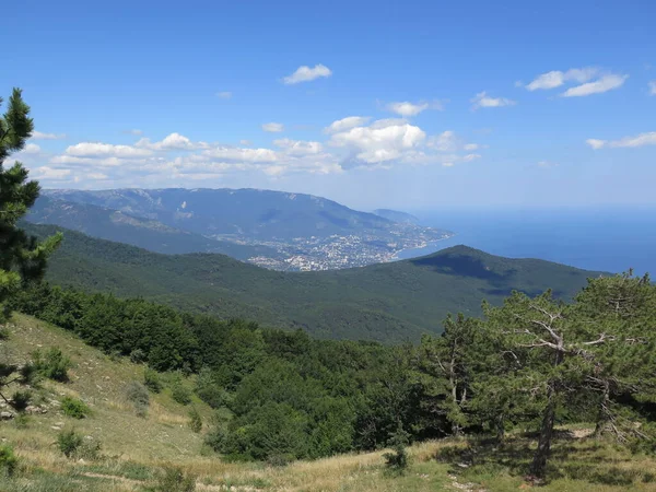 Mavi gökyüzü ve bulutlu dağ manzarası