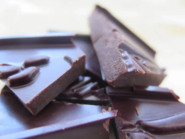 Beyaz arka planda çikolata parçaları