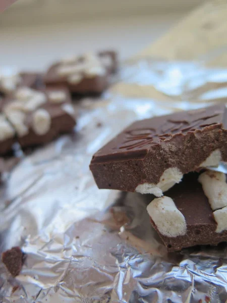 Lezzetli bir parça çikolata ve lokum.