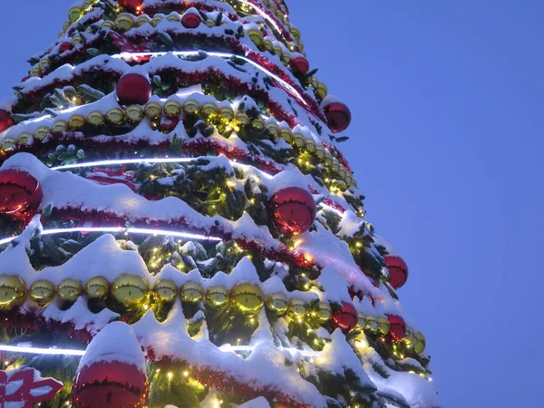 Noel ağacının altında kar